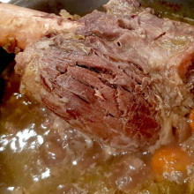 Ossobuco entero  con vegetales a la cacerola